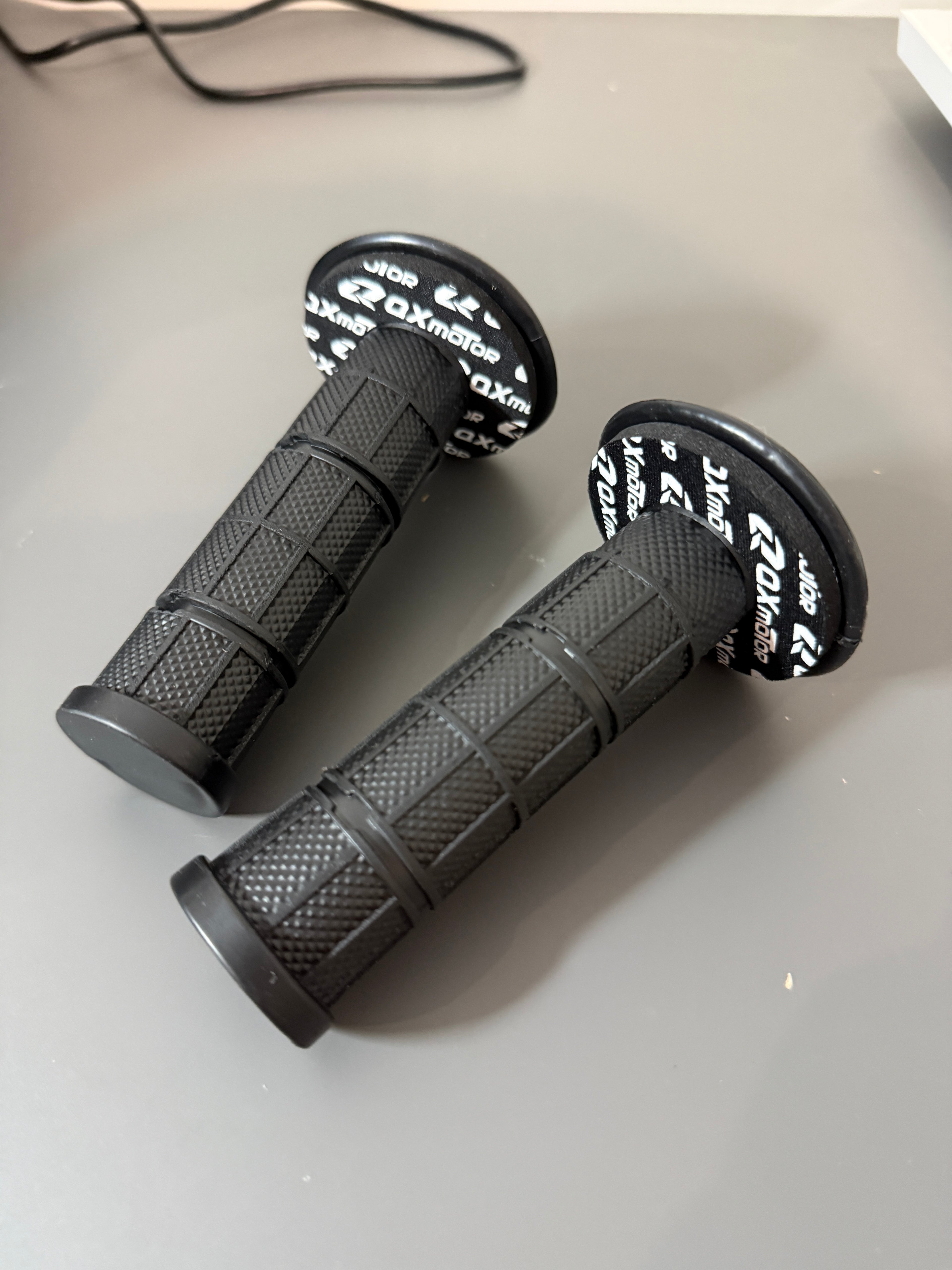 Black grips (COMES WITH GRIP DONUTS)